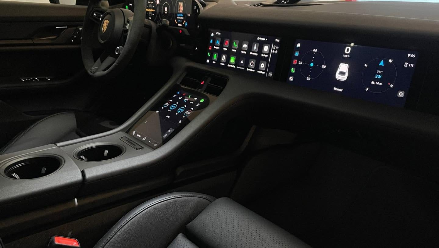 Moderne midtkonsoll med berøringsskjermer i en Porsche