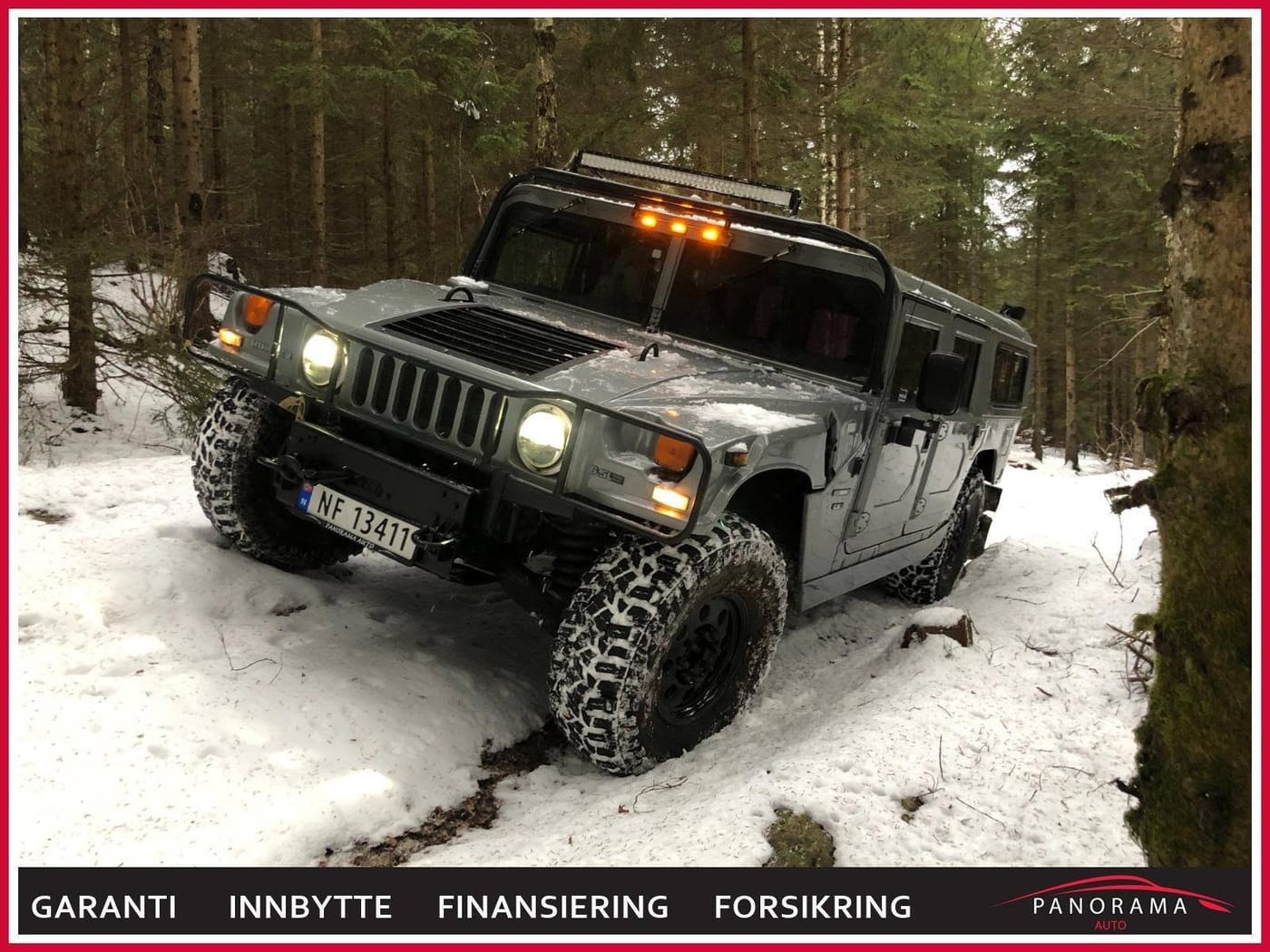 Hummer H1 i skogen med Panorama Auto banner