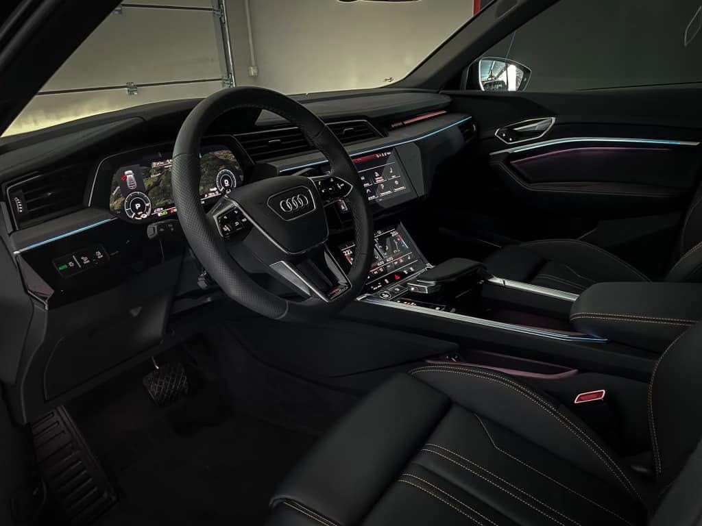 Førerplass i Audi med digitalt instrumentpanel