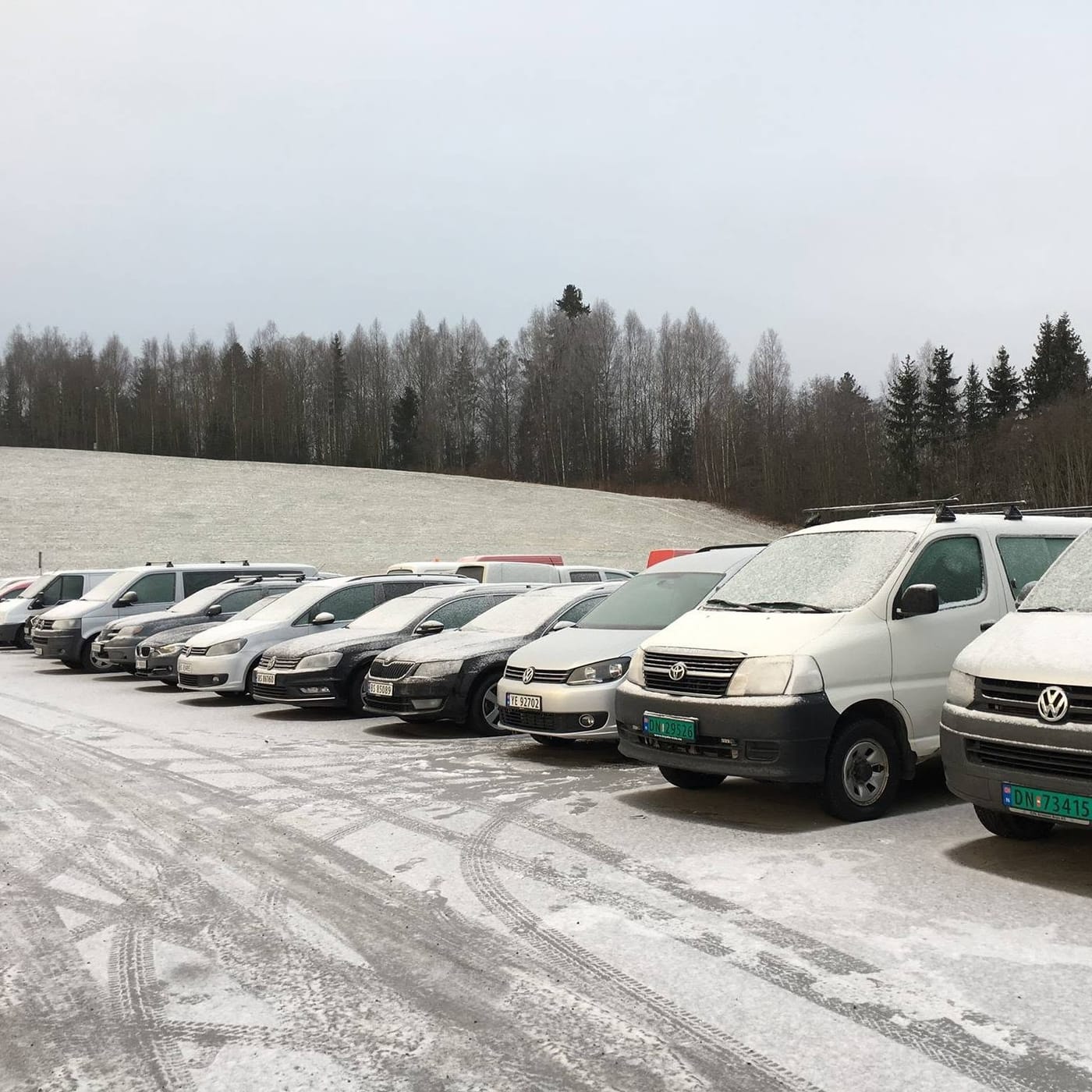 Rekke med varebiler på plassen en vinterdag