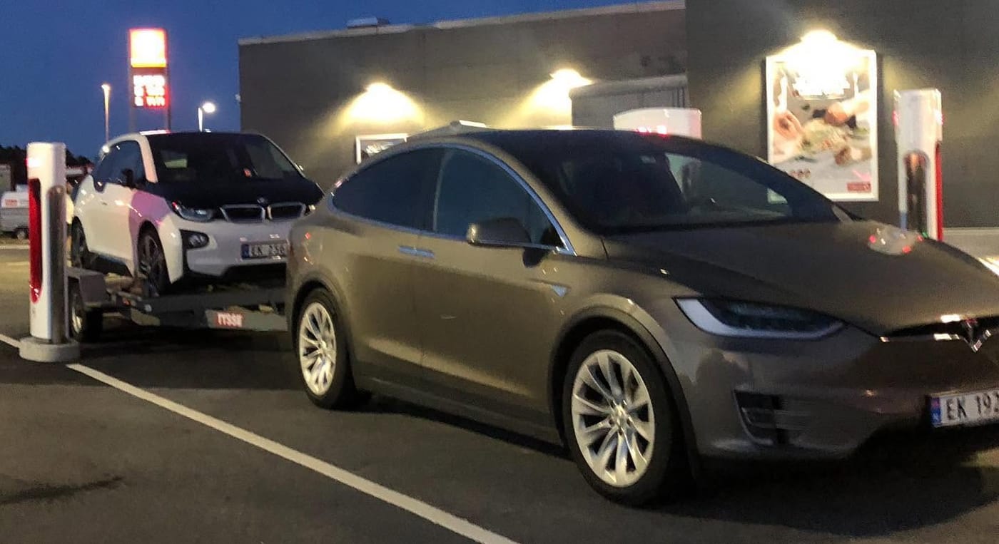 Tesla Model X og BMW i3 ved en ladestasjon