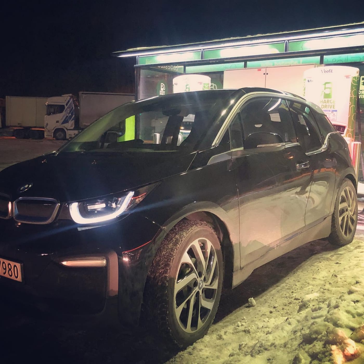 BMW i3 fotografert om kvelden