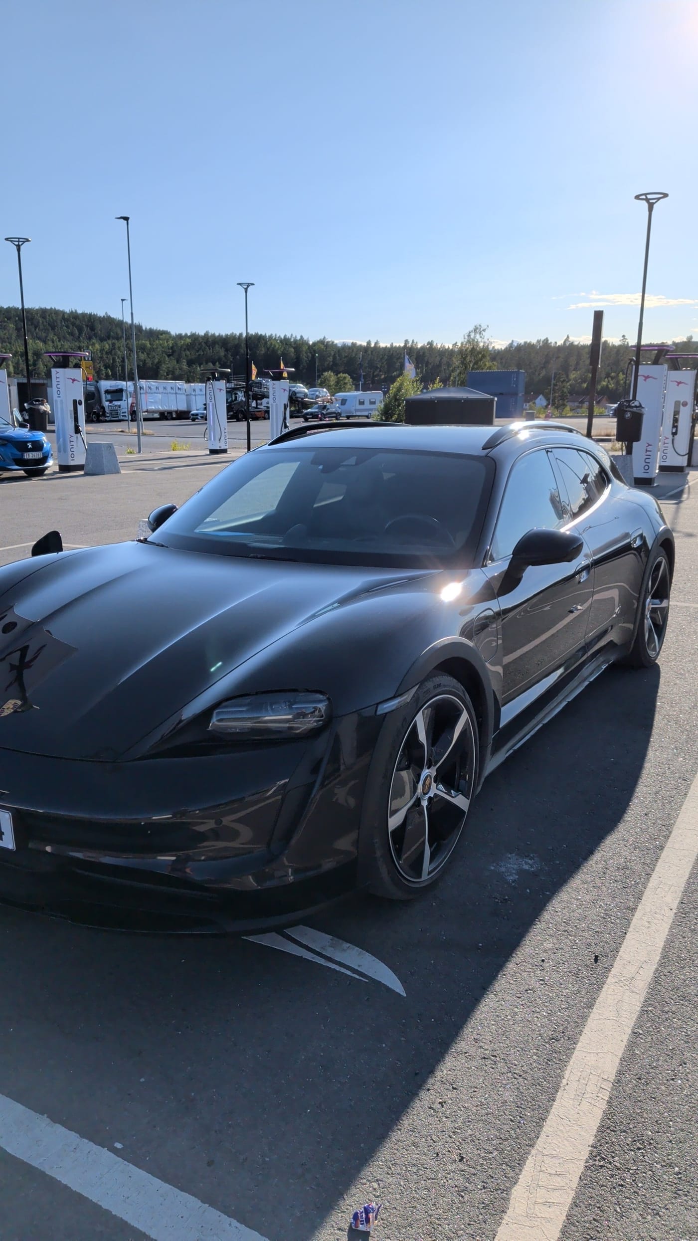 Porsche Taycan parkert i sola