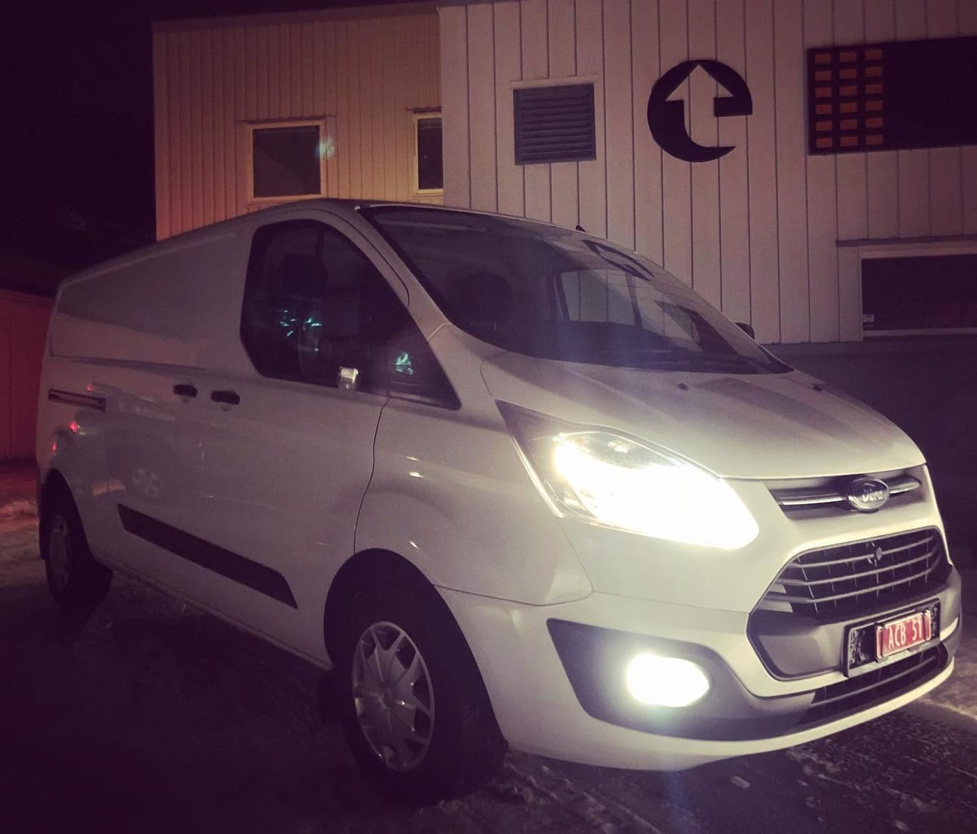 Ford Transit Custom med lysene på