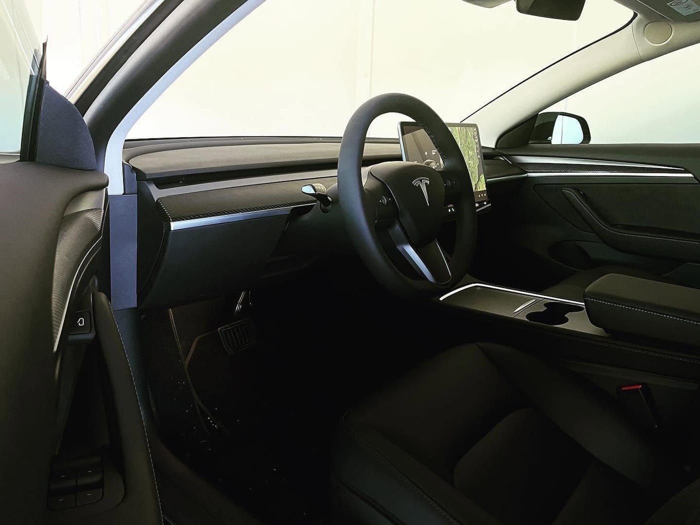 Interiør i Tesla med stor midtskjerm